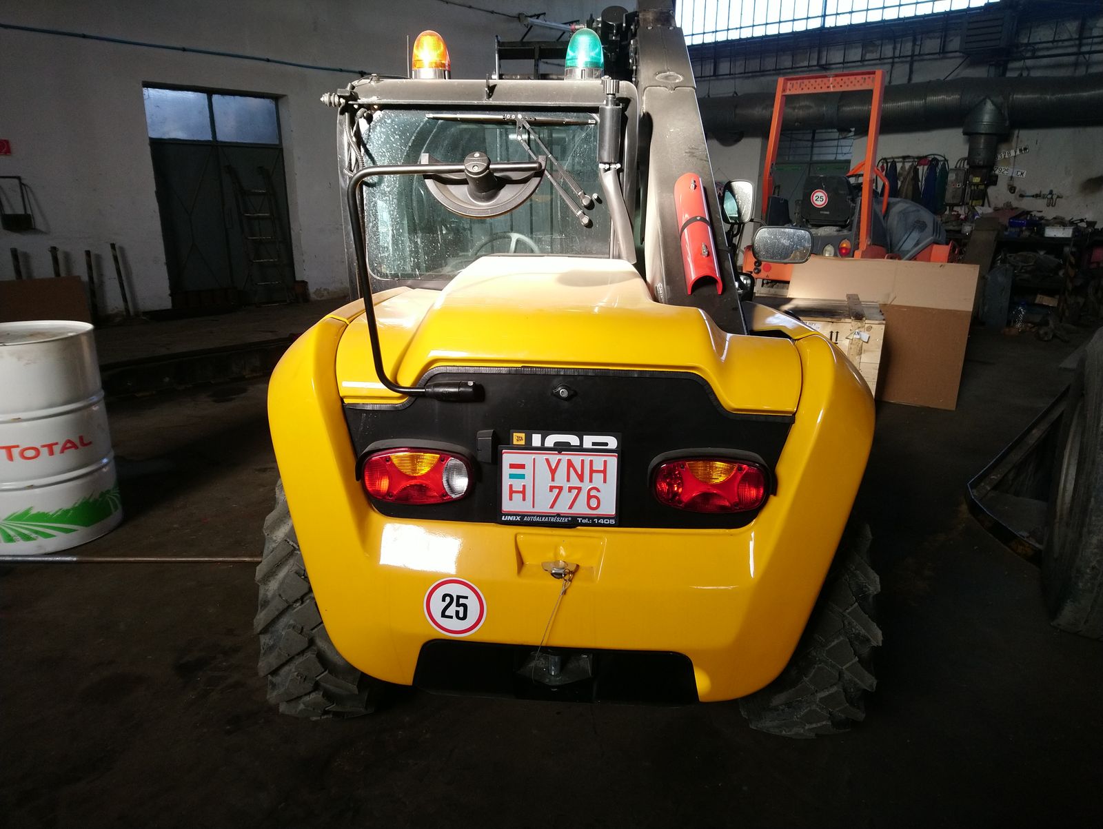 A JCB rakodó elölről