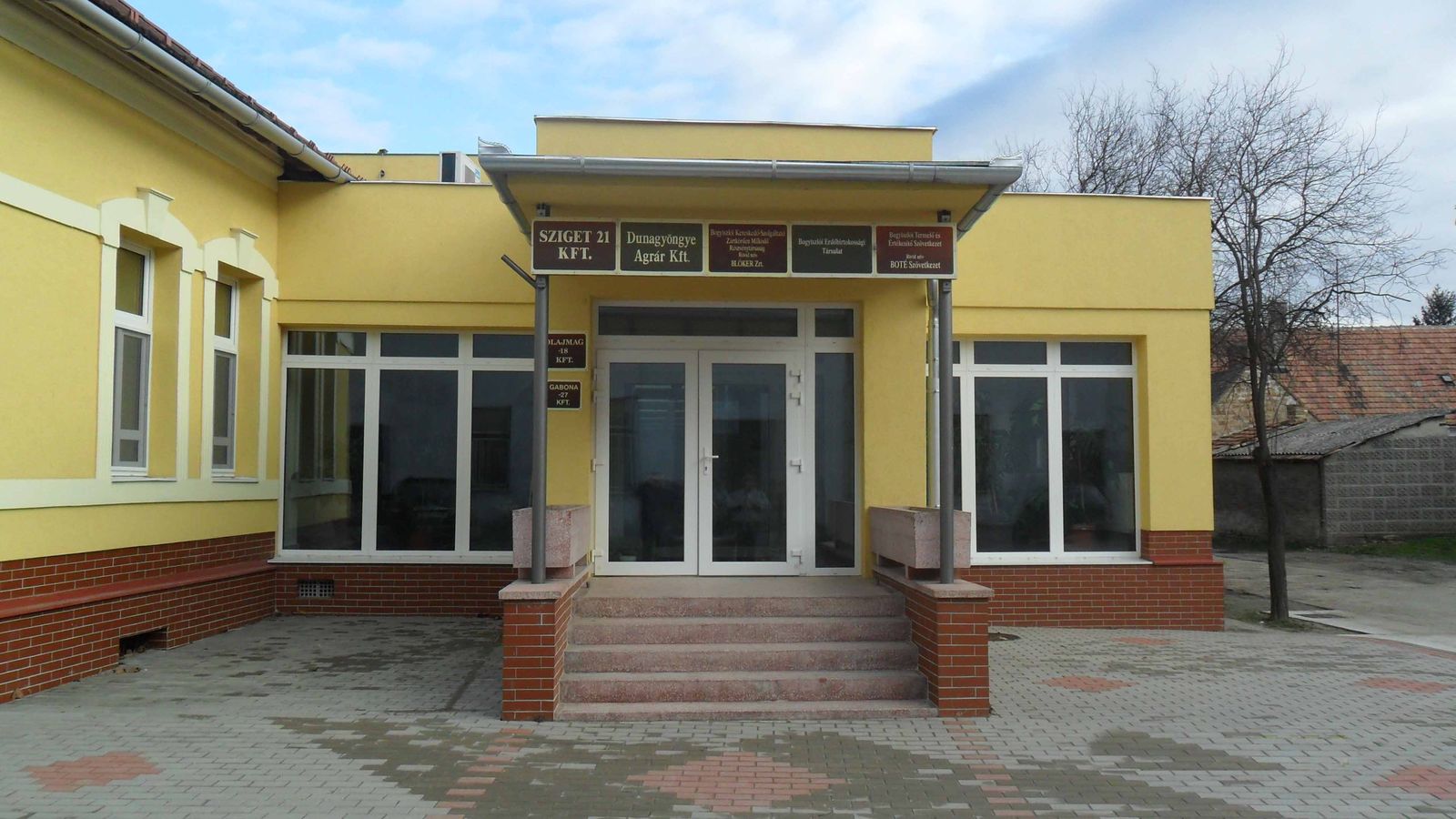 A központi iroda bejárata Bogyiszlón